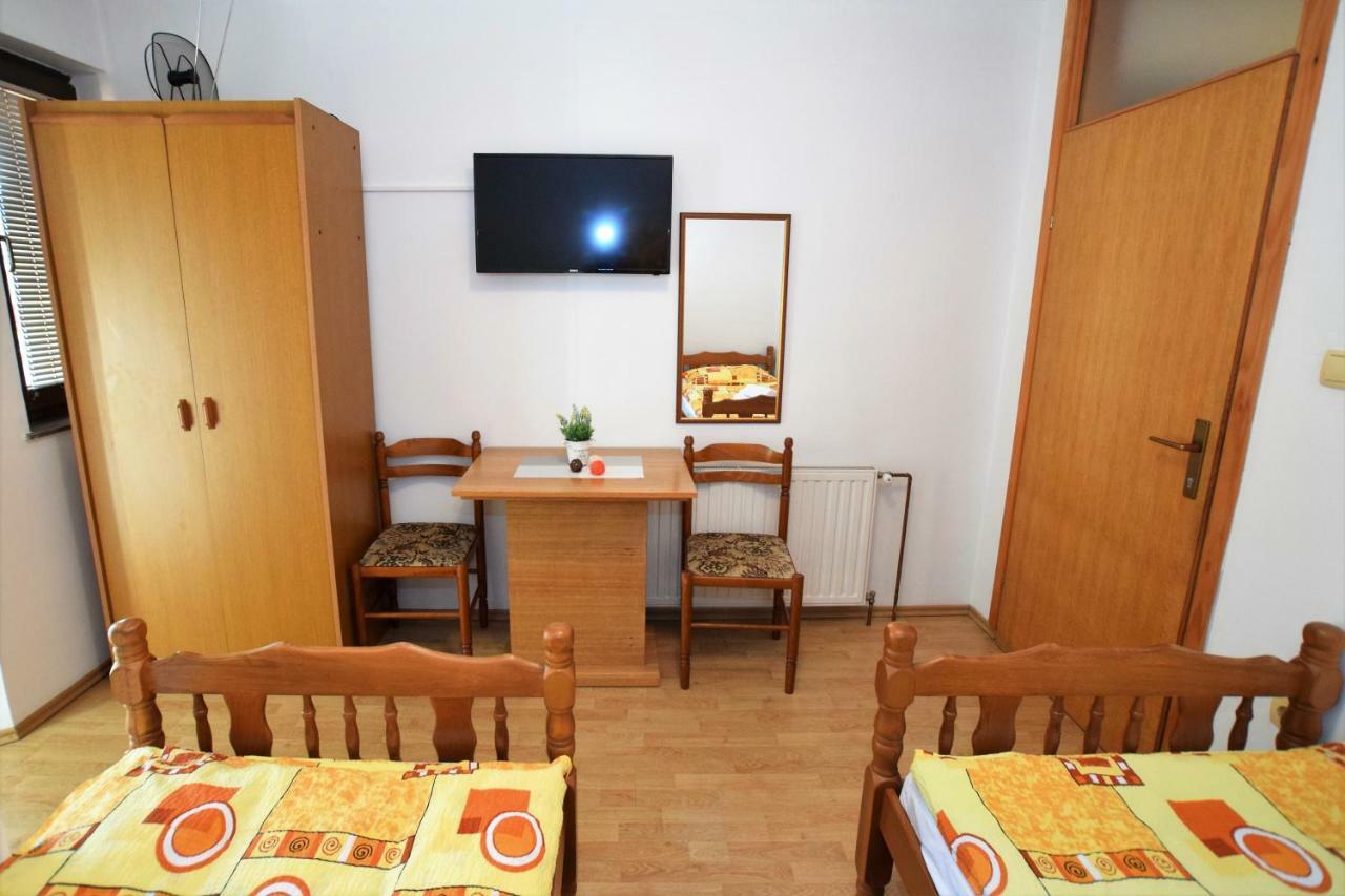 Privatni Smjestaj Most Otočac Exterior foto