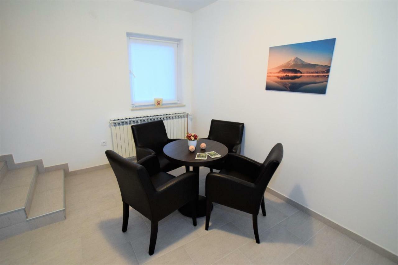 Privatni Smjestaj Most Otočac Exterior foto